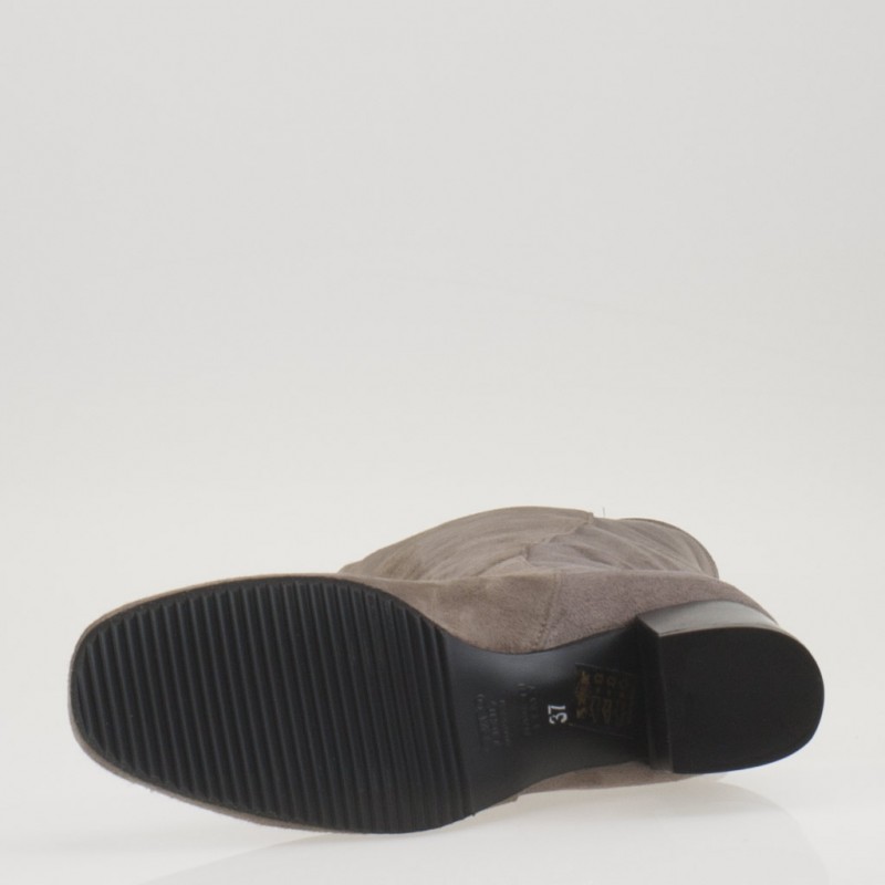 Stivale tortora sopra il ginocchio con tacco medio - immagine 6