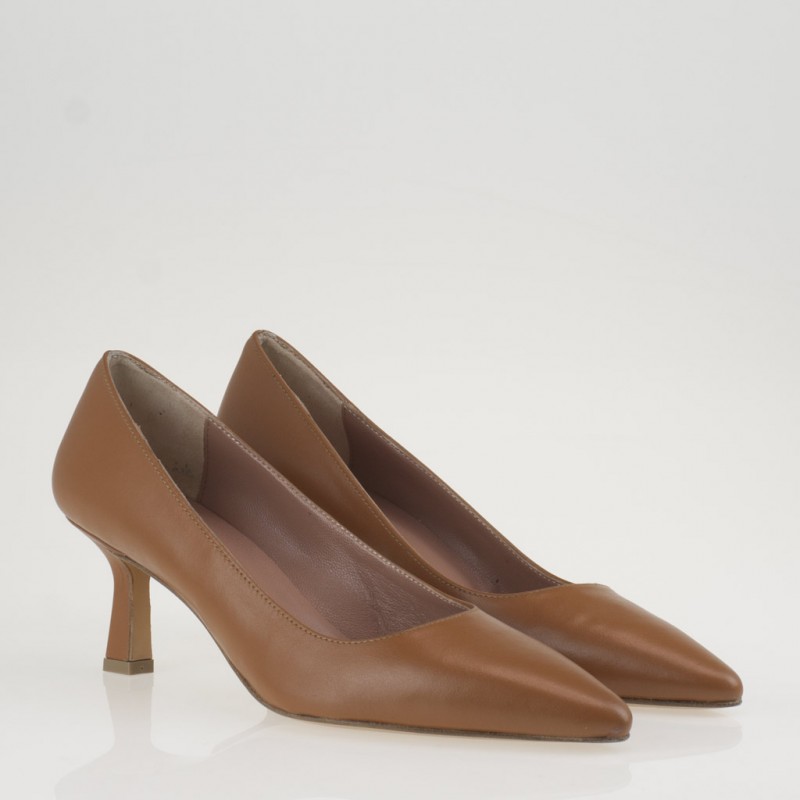 Decolletè a punta in pelle cuoio - immagine 3