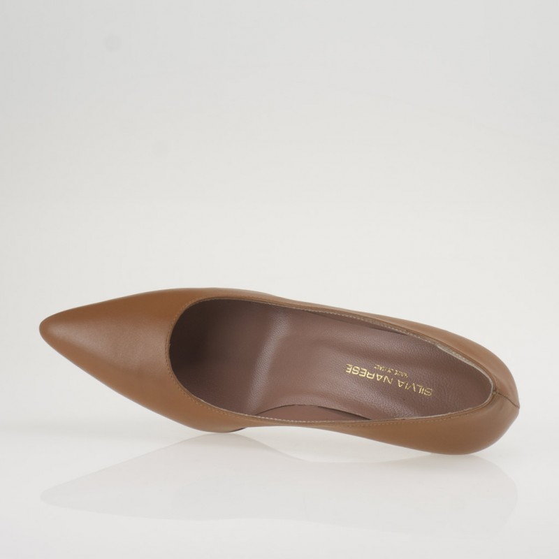 Decolletè a punta in pelle cuoio - immagine 5