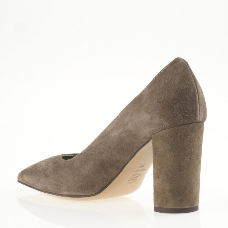 Decolletè a punta in camoscio tortora - immagine 4