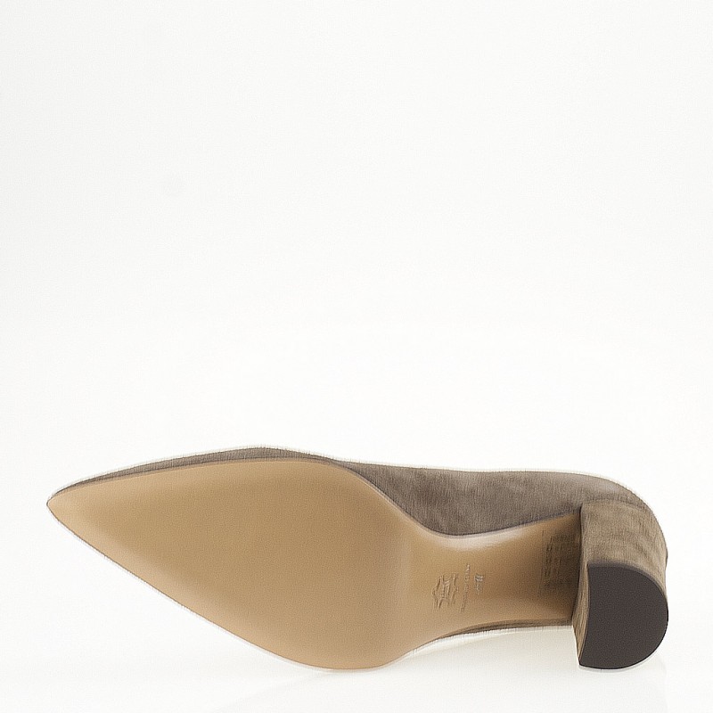 Decolletè a punta in camoscio tortora - immagine 6