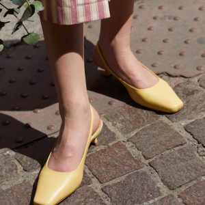 Slingback  in pelle giallo chiaro con tacchetto