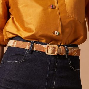 Cintura in canvas di cotone a fiori su fondo nocciola