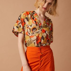 Top Marilù in cotone con fantasia floreale arancione, nera e giallo