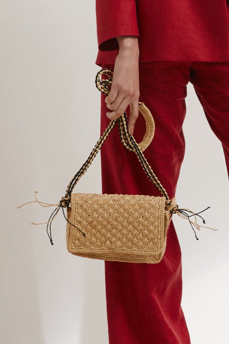 Pochette a tracolla in rafia