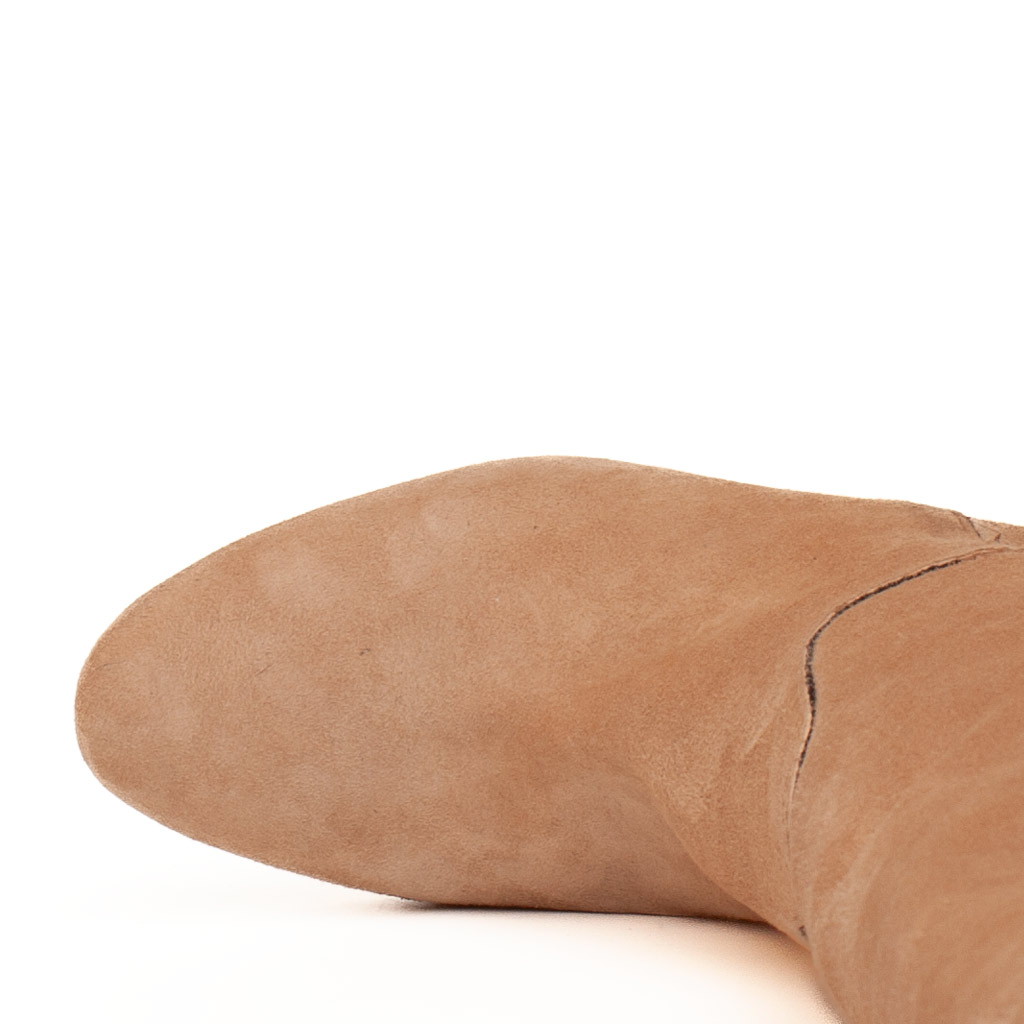 Stivale a tubo in camoscio nude - immagine 4