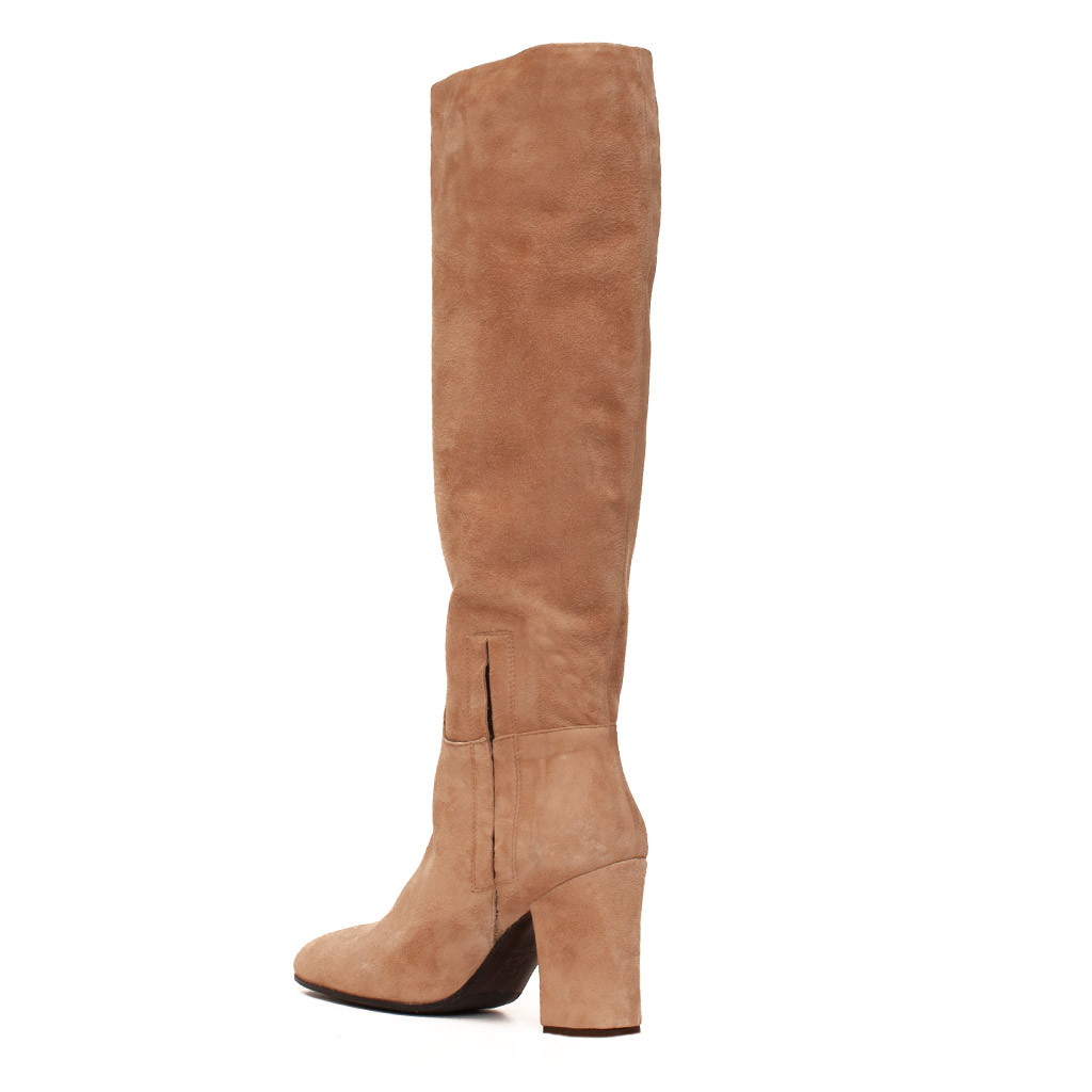 Stivale a tubo in camoscio nude - immagine 6