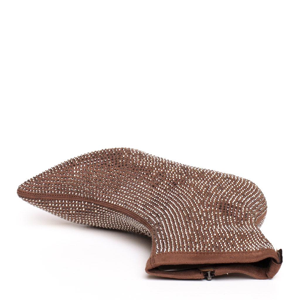 Stivaletto taupe con cristalli - immagine 6