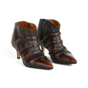 Stivaletto a punta marrone con tacchi a spillo